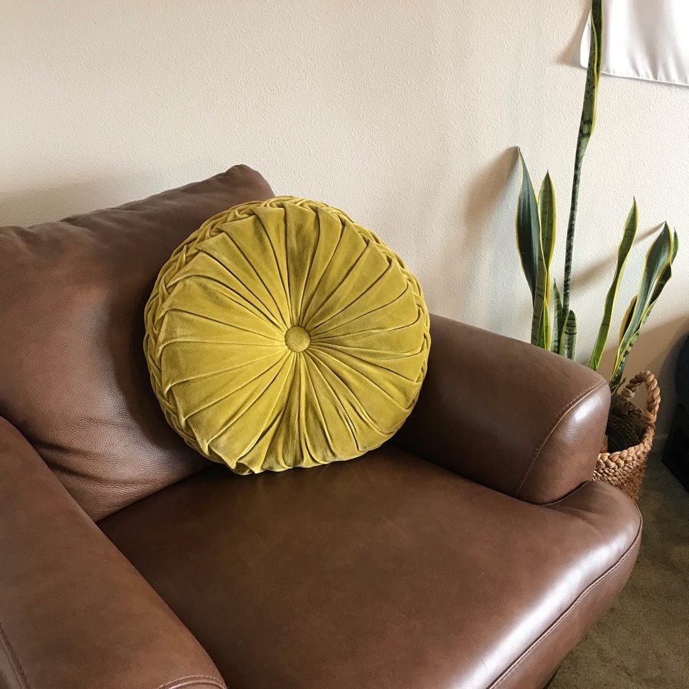 Round pintuck velvet pillow